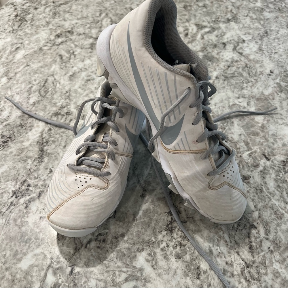 Nike softball cleats women’s size 7.5 fast flex white seven and a half